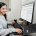 Téléconseiller utilisant un CRM de téléprospection B2B