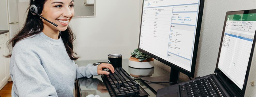 Téléconseiller utilisant un CRM de téléprospection B2B
