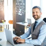 Manager préparant le pilote d’un collaborateur externalisé