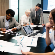 Équipe gérant des exceptions dans un processus back-office