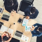 Équipe projet planifiant une migration BPO sans rupture