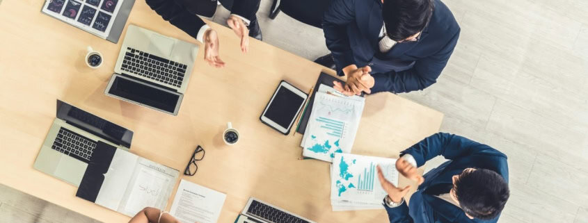 Équipe projet planifiant une migration BPO sans rupture