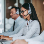 Conseiller améliorant la résolution au premier contact en service client