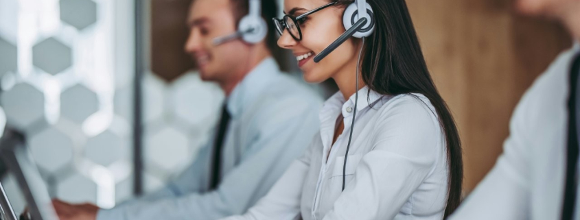 Conseiller améliorant la résolution au premier contact en service client