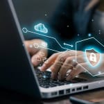 Personne utilisant un ordinateur portable avec des icônes de sécurité numérique.