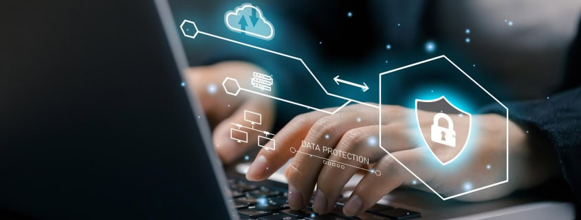 Personne utilisant un ordinateur portable avec des icônes de sécurité numérique.