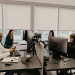 Équipe back-office appliquant une SOP avec contrôle qualité