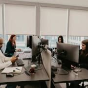 Équipe back-office appliquant une SOP avec contrôle qualité