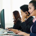 Conseillère gérant un standard téléphonique externalisé