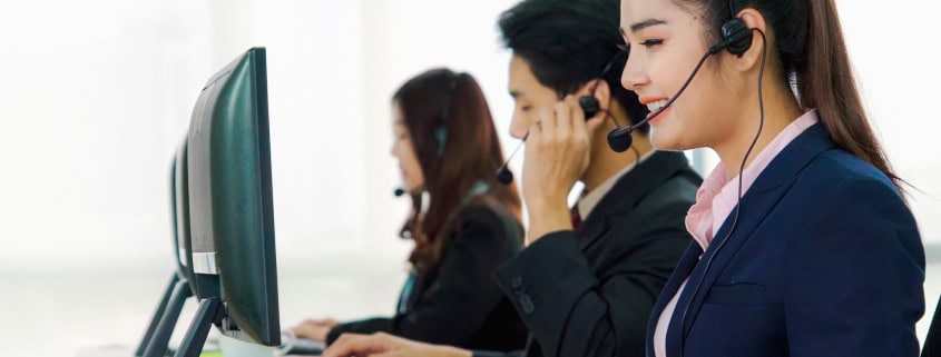 Conseillère gérant un standard téléphonique externalisé