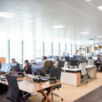 Équipe préparant la transition vers un service client externalisé