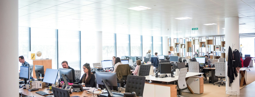 Équipe préparant la transition vers un service client externalisé