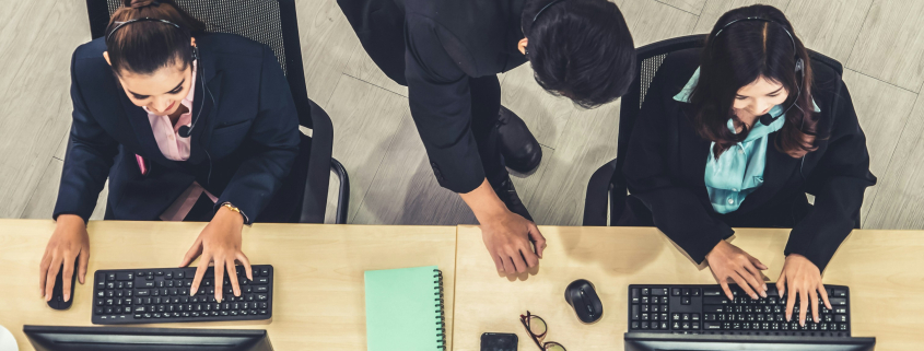 Équipe analysant la voix du client à partir des enquêtes et réclamations